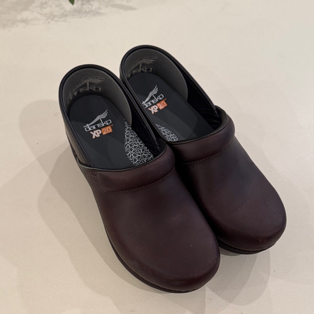 Dansko XP 2.0 Brown Waterproof Pull Up Clog sz 39